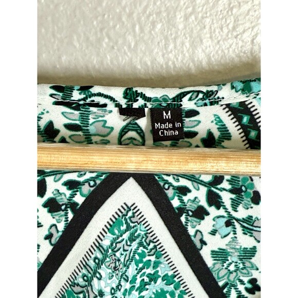 NWOT Women's Size M Green Floral Geometric Triangle Hem Top Bandana Style Blouse - Picture 5 of 9